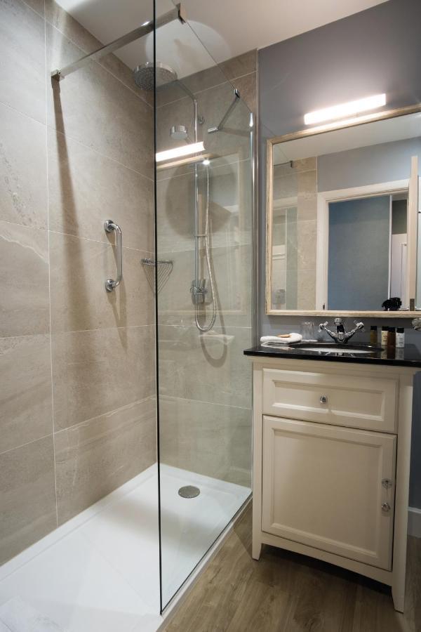 The Beverley Arms Hotel Exterior foto A shower enclosure