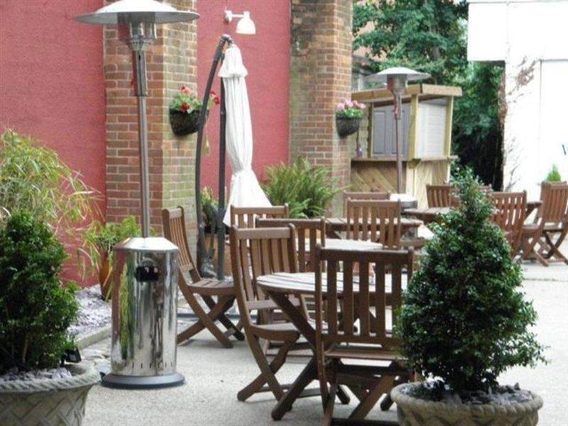 The Beverley Arms Hotel Exterior foto The courtyard at the Old Red Lion