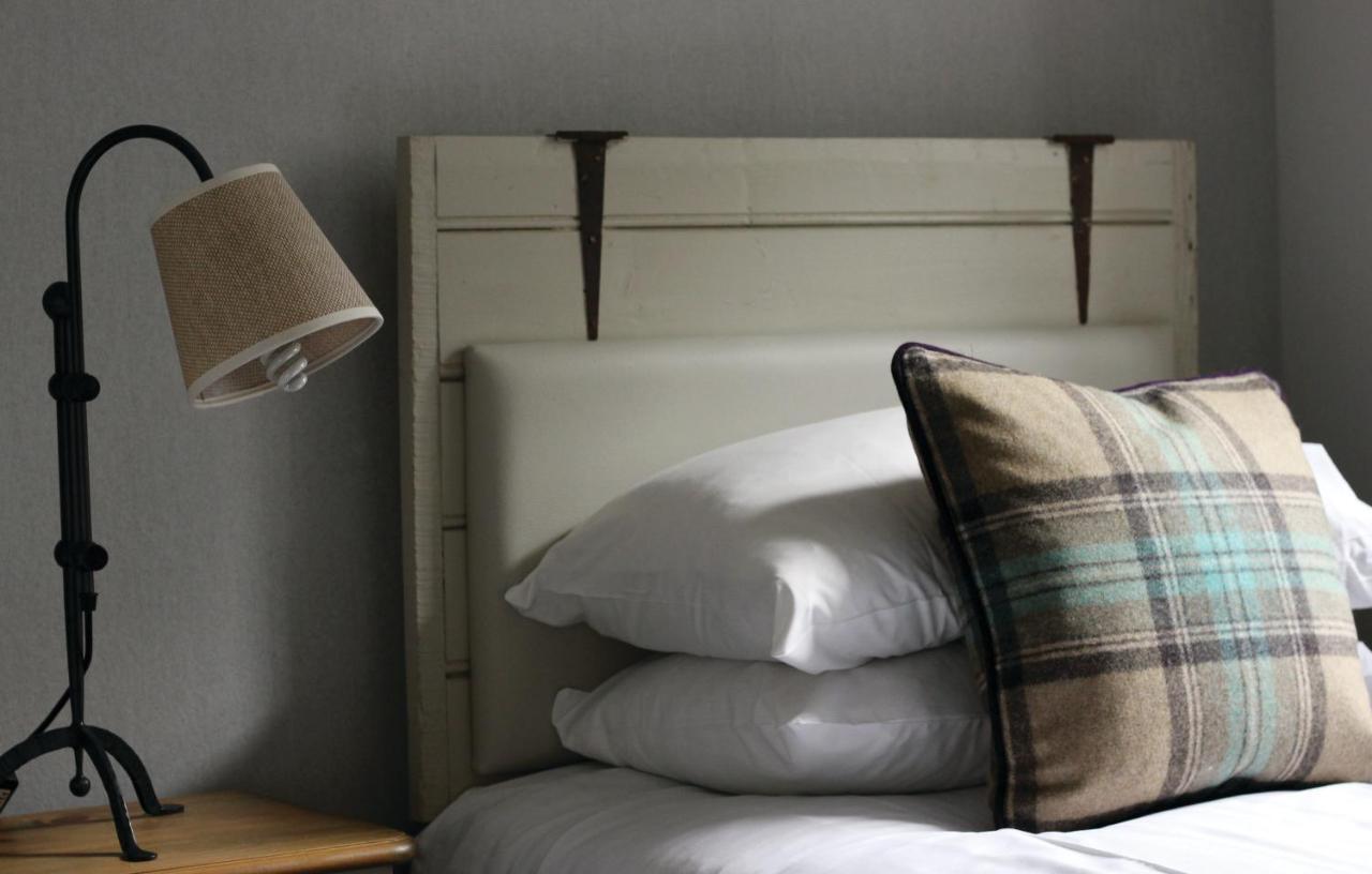 The Beverley Arms Hotel Exterior foto A bed with a headboard