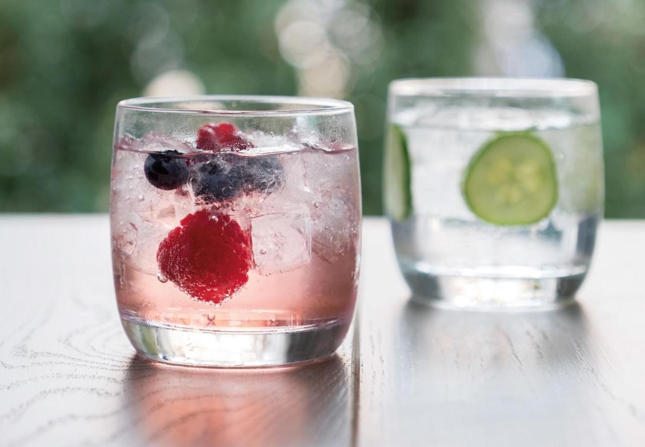 The Beverley Arms Hotel Exterior foto A glass of sparkling water with fruit