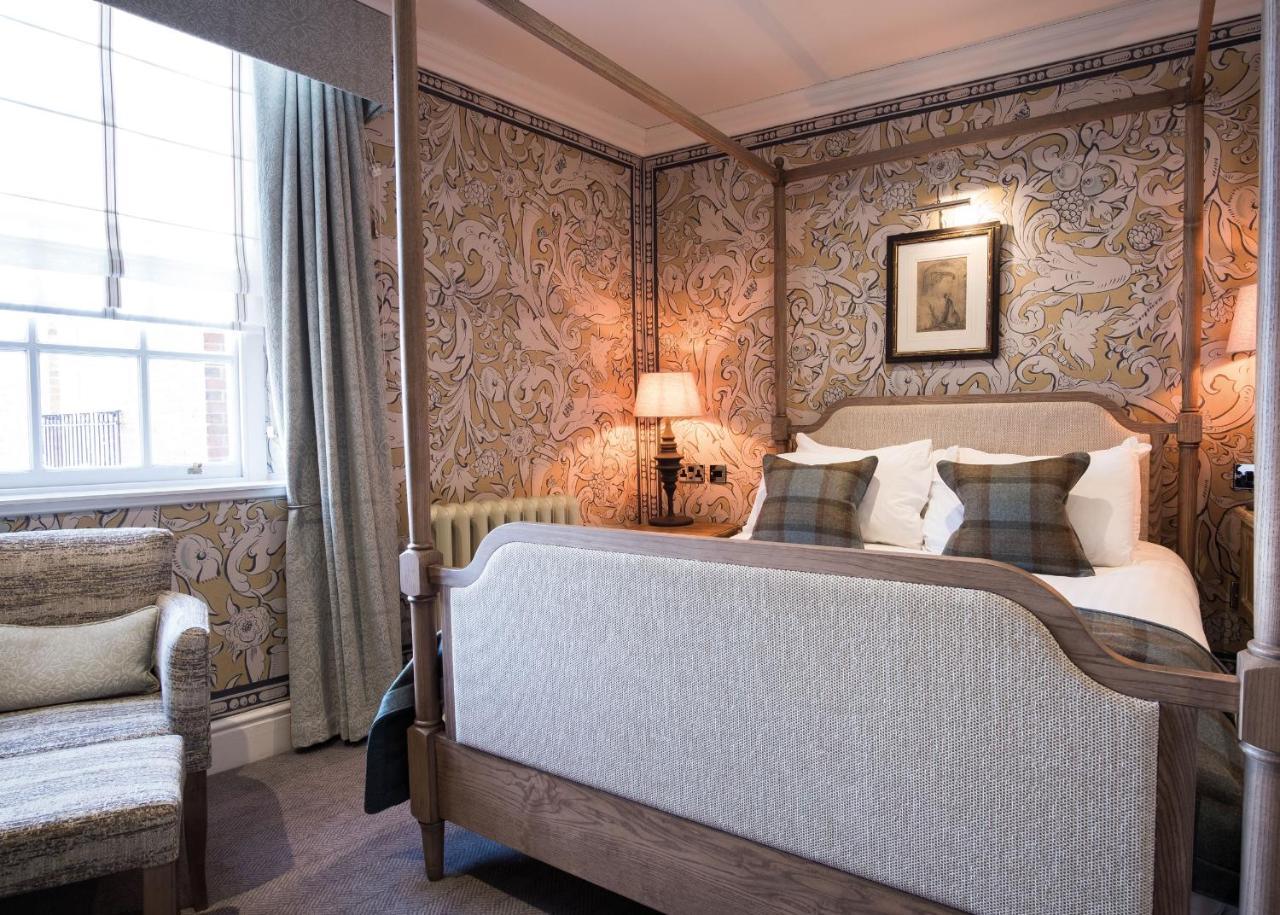 The Beverley Arms Hotel Exterior foto A bedroom at the hotel